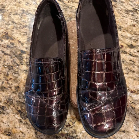 Clarks Women's Crocodile Pattern Loafers - Dark Brown - Picture 2 of 4